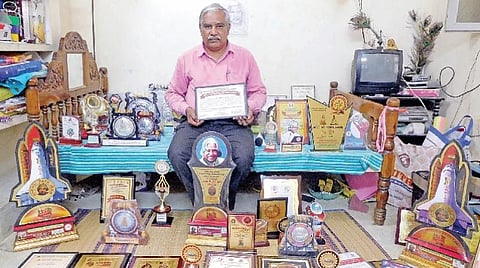 மாணவர்களுக்கு சிறந்த வழிகாட்டி 100 விருதுகளை அள்ளிக் குவித்த ஆசிரியர்: 9 ஆண்டுகளாக விடுப்புக்கு விடுப்பு கொடுத்து சாதனை