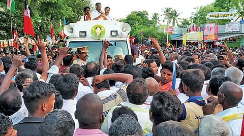 விக்கிரவாண்டி இடைத்தேர்தலில் போட்டியிடும் அதிமுக வேட்பாளர் முத்தமிழ் செல்வனை ஆதரித்து காணை பகுதியில் பிரச்சாரம் மேற்கொண்ட துணை முதல்வர் ஓ.பன்னீர்செல்வம்.
