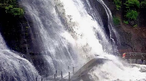 திருநெல்வேலி மாவட்டத்தில் பரவலாக பலத்த மழை: குற்றாலம் அருவிகளில் வெள்ளப்பெருக்கு 