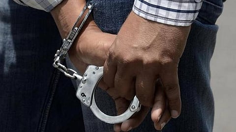 சென்னையில் நாட்டு வெடிகுண்டு வீசிய வழக்கில் தேடப்பட்ட ரவுடி அழகுராஜாவின் கூட்டாளி நீதிமன்றத்தில் சரண்