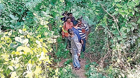 திருச்சியில் காவிரி கரையோரம் நகைகளை புதைத்து வைத்த இடத்தை போலீஸாருக்கு காட்டுகிறார் முருகன்.