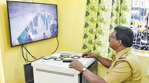 கண்காணிப்பு அறையில் இருந்து, கேமரா மூலம் பதிவான காட்சிகளை கண்காணிக்கும் காவல்துறை அதிகாரி |  படம்: ஜெ.மனோகரன்.