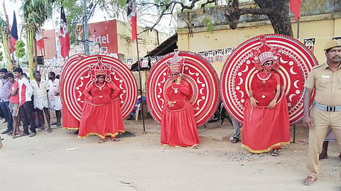 நாங்குநேரி தொகுதியில் தமிழக முதல்வர் பிரச்சாரம் மேற்கொண்ட ரெட்டியார்பட்டி பகுதியில் தெய்யம் நடனமாடிய கலைஞர்கள்.