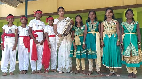 சாட்டைக் குச்சி ஆட்டம்! - மறந்துபோன கிராமிய கலையை கற்பிக்கும் ஆசிரியை