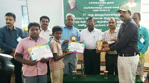 அறிவியல் கண்காட்சியில் வெள்ளியணை அரசுப் பள்ளிக்கு 2 பரிசுகள்