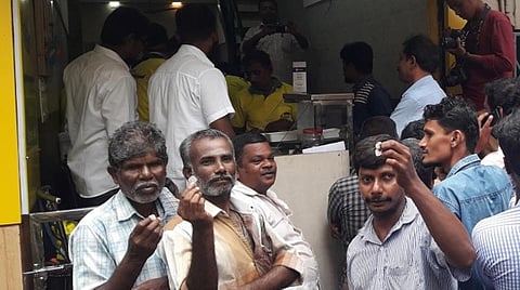 திண்டுக்கல்லில் 5 பைசா நாணயத்திற்கு அரைபிளேட் பிரியாணி வழங்கிய கடைமுன் குவிந்த கூட்டம்.