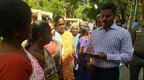 குடிநீர் கேட்டு ஆட்சியரை சந்தித்த கிராம மக்கள்