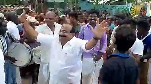 இசைக்கேற்ப ஆட்டம் போட்ட அமைச்சர் கருப்பணன்