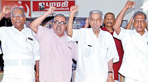 கம்யூனிஸ்ட் இயக்கத்தின் நூற்றாண்டு தொடக்க விழா சென்னை தியாகராய நகரில் உள்ள மார்க்சிஸ்ட் கம்யூனிஸ்ட் மாநில தலைமை அலுவலகத்தில் நேற்று கொண்டாடப்பட்டது. விழாவில் முதுபெரும் கம்யூனிஸ்ட் தலைவர் சங்கரய்யா, மார்க்சிஸ்ட் கம்யூனிஸ்ட் மாநிலச் செயலாளர் கே.பாலகிருஷ்ணன், அரசியல் தலைமைக் குழு உறுப்பினர் ஜி.ராமகிருஷ்ணன், மத்தியக் குழு உறுப்பினர்கள் டி.கே.ரங்கராஜன் எம்.பி., கே.வரதராஜன், பி.சம்பத் உள்ளிட்டோர் பங்கேற்றனர். படம்: க.ஸ்ரீபரத்