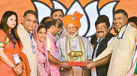 ஹரியாணாவின் ஹிசார் நகரில் நேற்று நடந்த பாஜக பிரச்சார கூட்டத்தில் பிரதமர் நரேந்திர மோடி பங்கேற்றார். அப்போது மாநில பாஜக தலைவர்கள், அவருக்கு நினைவுப் பரிசினை வழங்கினர்.படம்: பிடிஐ