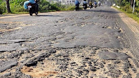 மாநில நெடுஞ்சாலைத் துறையில் இணைக்கப்பட்ட 1,268 கி.மீ. தொலைவிலான கிராம சாலைகளை ரூ.895 கோடியில் தரம் உயர்த்த அரசு முடிவு: உள்ளூர் ஒப்பந்ததாரர்களுக்கு பணி வழங்க கோரிக்கை