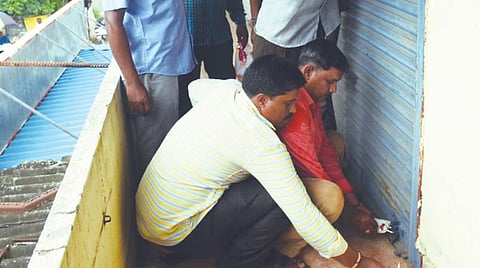 பள்ளிக்கரணையில் மாநகராட்சிக்கு சொந்தமான கடைகளுக்கு வாடகை செலுத்தாததால், கடைகளுக்கு சீல் வைக்கும் மாநகராட்சி அதிகாரிகள்.