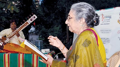 சென்னை சிட்டி ஆஃப் மியூசிக் அமைப்பு சார்பில் நுங்கம்பாக்கத்தில் நேற்று நடைபெற்ற புத்தக வாசிப்பு நிகழ்ச்சியில் தோப்பில் முகமது மீரான் சிறுகதையை முன்னாள் நீதிபதி பிரபா ஸ்ரீதேவன் வாசித்தார். படம்: க.ஸ்ரீபரத்