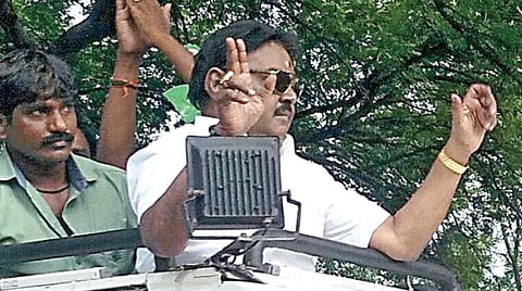 விக்கிரவாண்டி தொகுதி சூரப்பட்டு கிராமத்தில் வேனில் நின்றபடி பிரச்சாரம் மேற்கொண்ட விஜயகாந்த்.