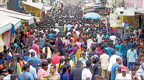 தீபாவளி பண்டிகைக்கு 5 நாட்களே உள்ள நிலையில், பட்டாசு, ஜவுளி, இனிப்பு விற்பனை சூடுபிடித்துள்ளது. நேற்று ஞாயிற்றுக் கிழமை என்பதால், தி.நகர் ரங்கநாதன் தெருவில் கூட்டம் அலைமோதியது | படம்: பு.க.பிரவீன்