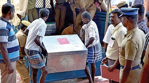 நாங்குநேரி சட்டப்பேரவை தொகுதி இடைத்தேர்தலுக்கான மின்னணு வாக்குப்பதிவு இயந் திரங்கள், நாங்குநேரி தாலுகா அலுவலகத்திலிருந்து போலீஸ் பாதுகாப்புடன் வாகனத்தில் ஏற்றப்பட்டு வாக்குப்பதிவு மையங்களுக்கு கொண்டு செல்லப்பட்டன. படம்: மு.லெட்சுமி அருண்