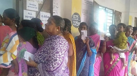 விக்கிரவாண்டி அரசு ஆண்கள் மேநிலைப்பள்ளி வாக்குச்சாவடியில் வாக்களிக்க காத்திருக்கும் பெண்கள்