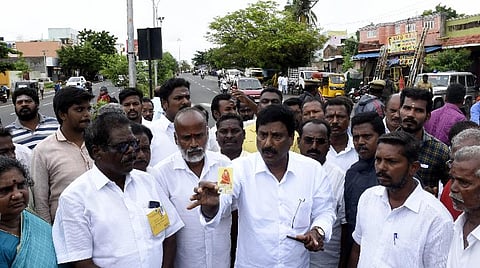 காங்கிரஸ் கட்சியினர் வீடுவிடாக வழங்கிய இலவச டோக்கனுடன் மறியலில் ஈடுபட்ட அதிமுக எம்எல்ஏ அன்பழகன் மற்றும் அவரது ஆதரவாளர்கள். படம்: எம்.சாம்ராஜ்