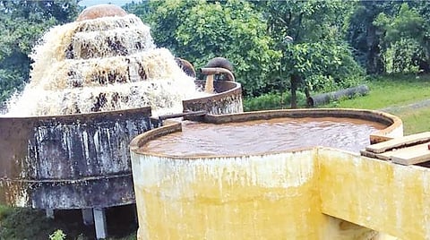 கோவை மாவட்டம் மேட்டுப்பாளையத்தில் திருப்பூருக்கான தண்ணீர் சுத்திகரிப்பு நிலையத்தில் கலங்கி வரும் குடிநீர்.