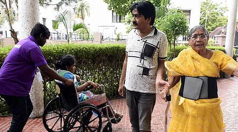 முதியவர்கள், மாற்றுத்திறனாளிகள் வாக்களிப்பு