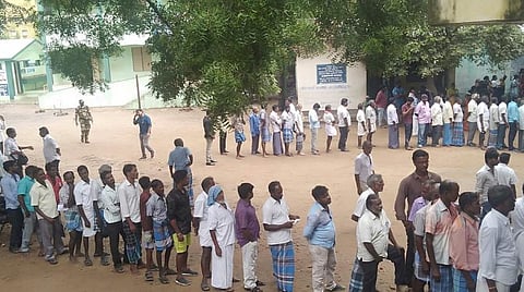 விக்கிரவாண்டி அரசு பெண்கள் மேல்நிலைப்பள்ளி வாக்குச்சாவடியில்