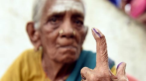 புதுச்சேரி காமராஜர் நகர் இடைத்தேர்தலில் தனது வாக்களிக்கும் கடைமையை நிறைவேற்றிய 87 வயது மூதாட்டி சொர்ணாம்பாள்.