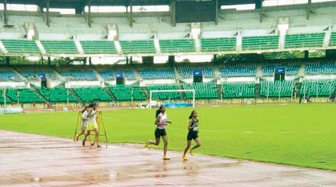 பள்ளிக் கல்வித் துறை சார்பில் மழை நேரத்தில் தடகள போட்டிகள் ஈரமான ஓட்டப்பாதையால் மாணவர்கள் பாதிப்ப: அடுத்த சுற்று வாய்ப்பை இழந்ததாக உடற்கல்வி ஆசிரியர்கள் புகார்