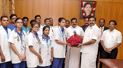 பசுமாட்டின் வயிற்றிலிருந்து 52 கிலோ பிளாஸ்டிக் கழிவை அகற்றிய மருத்துவர்கள் : முதல்வர் நேரில் அழைத்து பாராட்டு