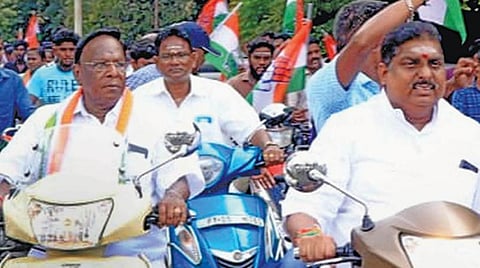 இடைத் தேர்தல் பிரச்சாரத்தில் ஹெல்மெட் இல்லாமல் வந்த முதல்வர் நாராயணசாமி, புதுச்சேரி காங். தலைவர் நமச்சிவாயம்.