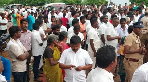 நாங்குநேரி வாக்கு எண்ணிக்கையில் குளறுபடி; முடிவை அறிவிப்பதில் அதிகாரிகள் மெத்தனம்: பத்திரிகையாளர்களுடன் வாக்குவாதம், சலசலப்பு