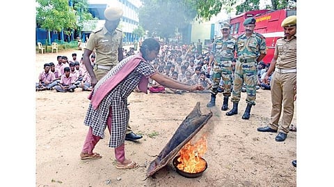 விபத்தில்லாமல்  கவனமுடன் தீபாவளியை கொண்டாடுங்கள்: மாணவர்களுக்கு  பள்ளிக் கல்வி இயக்குநர் அறிவுரை