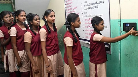 மாணவர் வருகைப்பதிவு விவரங்களை கண்காணிக்க உத்தரவு