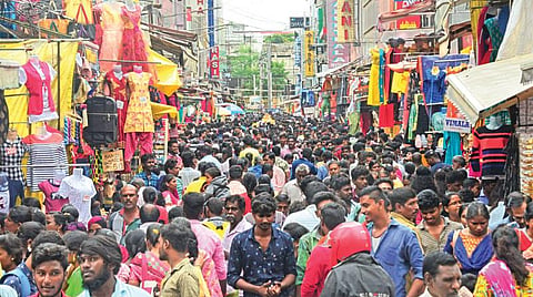 தீபாவளி பண்டிகை நெருங்கிவிட்டதால் புத்தாடை வாங்க துணி கடைகளுக்கு படையெடுத்த பொதுமக்கள்: தியாகராயநகர், பழைய வண்ணாரப்பேட்டை, குரோம்பேட்டையில் அலைமோதிய கூட்டம்
