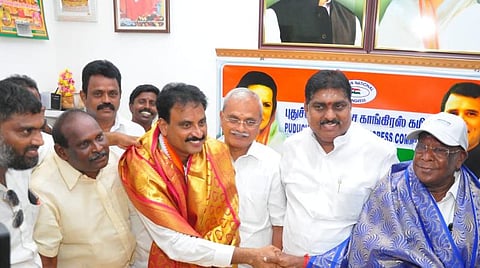 காமராஜர் நகர் தொகுதியில் வென்ற ஜான்குமாருடன் முதல்வர் நாராயணசாமி