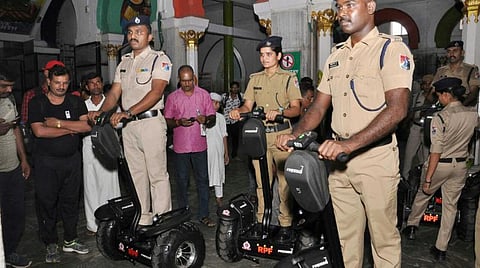 பயணிகளின் புகார்களுக்கு உடனுக்குடன் தீர்வு காணும் வகையில் சென்னை சென்ட்ரல் ரயில் நிலையத்தில் ரோந்து பணி மேற்கொள்ள ரயில்வே பாதுகாப்பு படை (ஆர்பிஎப்) பயன்படுத்தி வரும் செக்வே வாகனங்கள்.