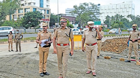 வண்டலூர், பெருங்களத்தூர் பகுதிகளில் போக்குவரத்து நெரிசல் ஏற்பட்டது. இதை சீர்படுத்த அதிக அளவில் போலீஸார் குவிக்கப்பட்டிருந்தனர். வண்டலூரிலிருந்து செங்கல்பட்டு வரை பாதுகாப்பு ஏர்பாடுகளை நேரில் ஆய்வு செய்த காஞ்சி மாவட்ட எஸ்பி. கண்ணன் உள்ளிட்ட போலீஸ் அதிகாரிகள். படங்கள்: எம்.முத்துகணேஷ்