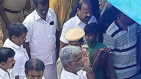பச்சை நிற டி-ஷர்ட்டில் மாதேஷ்