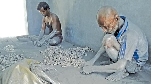 உடல் நிறம் மாறினாலும் அதை சிறிதும் பொருட்படுத்தாமல் பட்டாசுக்கான மருந்து கலக்கும் தொழிலாளர்கள்.