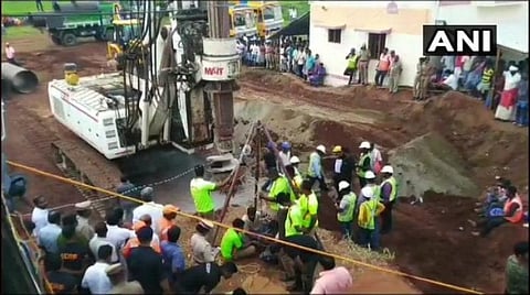 சுஜித் மீட்புப் பணி நிலவரம்: மீண்டும் ரிக் இயந்திரம் மூலம் குழி தோண்டும் பணி தொடங்கியது