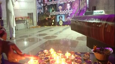 தியாகிகளுக்கு தீபம் ஏற்றி அஞ்சலி: போபாலில் தேசப்பற்றுமிக்க தீபாவளி