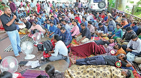 காலவரையற்ற வேலைநிறுத்தம் 5-வது நாளாக நீடிப்பு; தீவிர சிகிச்சை பணியையும் புறக்கணிப்போம்; தமிழக அரசுக்கு டாக்டர்கள் எச்சரிக்கை