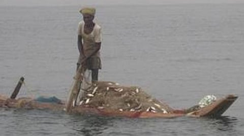 நடுக்கடலில் மீனவர்கள் தத்தளிக்கும்போது உயிரை பாதுகாத்து கொள்வது எப்படி? - மீன்வளத் துறை அதிகாரிகள் விளக்கம்