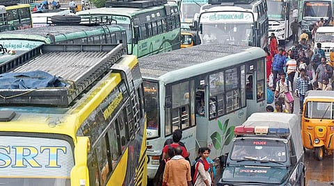தீபாவளி விடுமுறை முடிந்து திரும்பும் மக்களால் சென்னை புறநகர் பகுதிகளில் கடும் போக்குவரத்து நெரிசல்