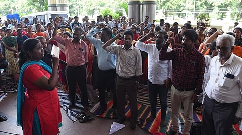 ஆகஸ்ட் மாதம் நியாயம் எனத் தெரிந்த கோரிக்கை இன்று அநியாயமாகத் தெரிகிறதா?- அமைச்சர் விஜயபாஸ்கருக்கு அரசு மருத்துவர்கள் சங்கங்களின் கூட்டமைப்பு கேள்வி