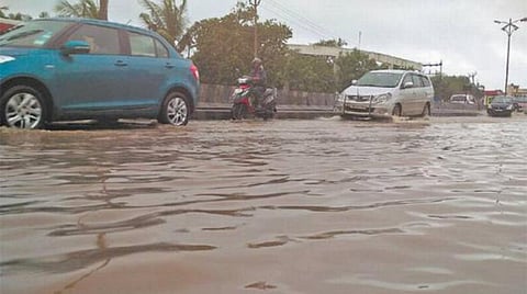 சென்னை நகர சாலைகளில் மழைநீரில் மறைந்திருக்கும் பாதாள சாக்கடை குழிகள்: அதிகாரிகள் அலட்சியம் காட்டுவதாக குற்றச்சாட்டு