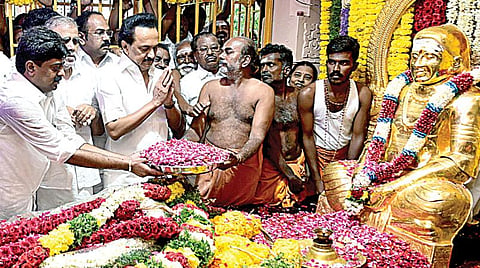 பசும்பொன்னில் நடைபெற்ற தேவர் குருபூஜை விழா முதல்வர், துணை முதல்வர், ஸ்டாலின் மரியாதை: கொட்டும் மழையில் அரசியல் கட்சித் தலைவர்கள் பங்கேற்பு
