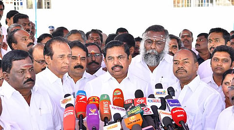 செய்தியாளர்கள் சந்திப்பின் போது முதல்வர் பழனிசாமி