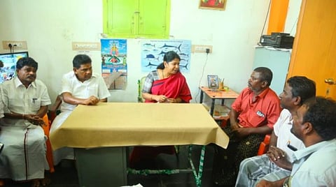38 மீனவர்களையும் பத்திரமாக மீட்க நடவடிக்கை: தருவைக்குளத்தில் உறவினர்களிடம் எம்.பி. கனிமொழி உறுதி