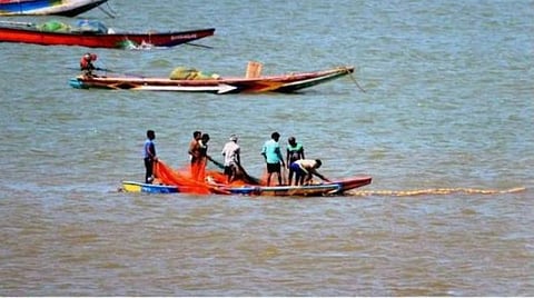 12 நாட்டிக்கல் மைலுக்குமேல் கடலுக்குள் செல்பவர்கள் தகவல் அளிக்க வேண்டும்: மீன்வளத் துறை அதிகாரிகள் உத்தரவு