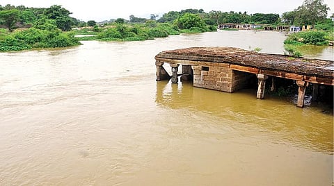 திருநெல்வேலி தாமிரபரணி ஆற்றில் இருகரைகளையும் தொட்டபடி பெருக்கெடுத்து ஓடும் வெள்ளம்.படம்: மு.லெட்சுமி அருண்
